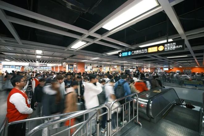 2021广州地铁客流量_广州地铁客流破千万_