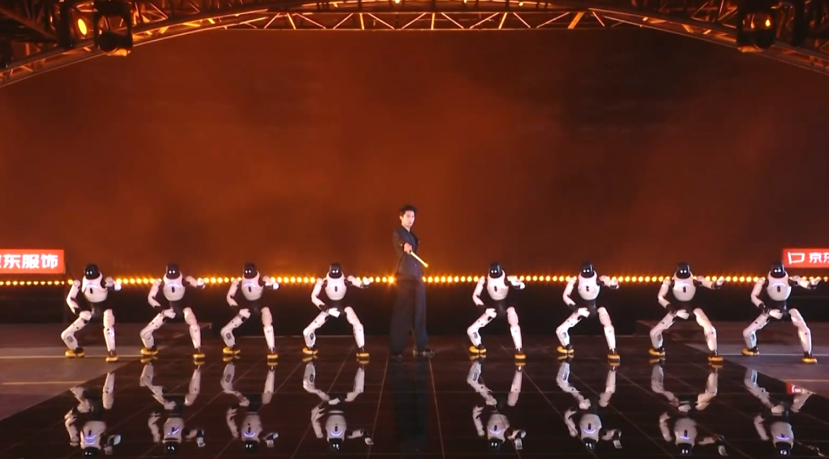 从跨年舞台到直播间，人形机器人“卖艺”破圈__从跨年舞台到直播间，人形机器人“卖艺”破圈