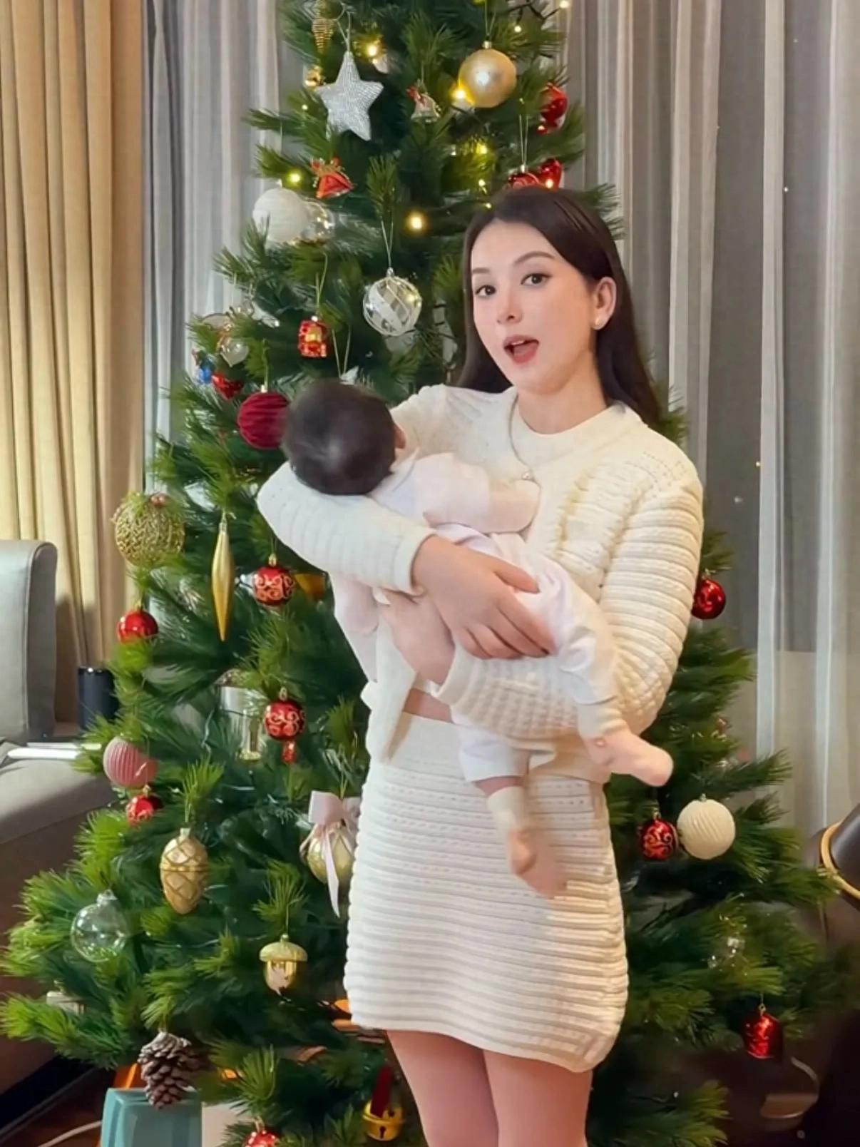 方媛抱三胎女儿出镜庆元旦，称三宝比自己还美，会做不偏心的妈妈_方媛抱三胎女儿出镜庆元旦，称三宝比自己还美，会做不偏心的妈妈_