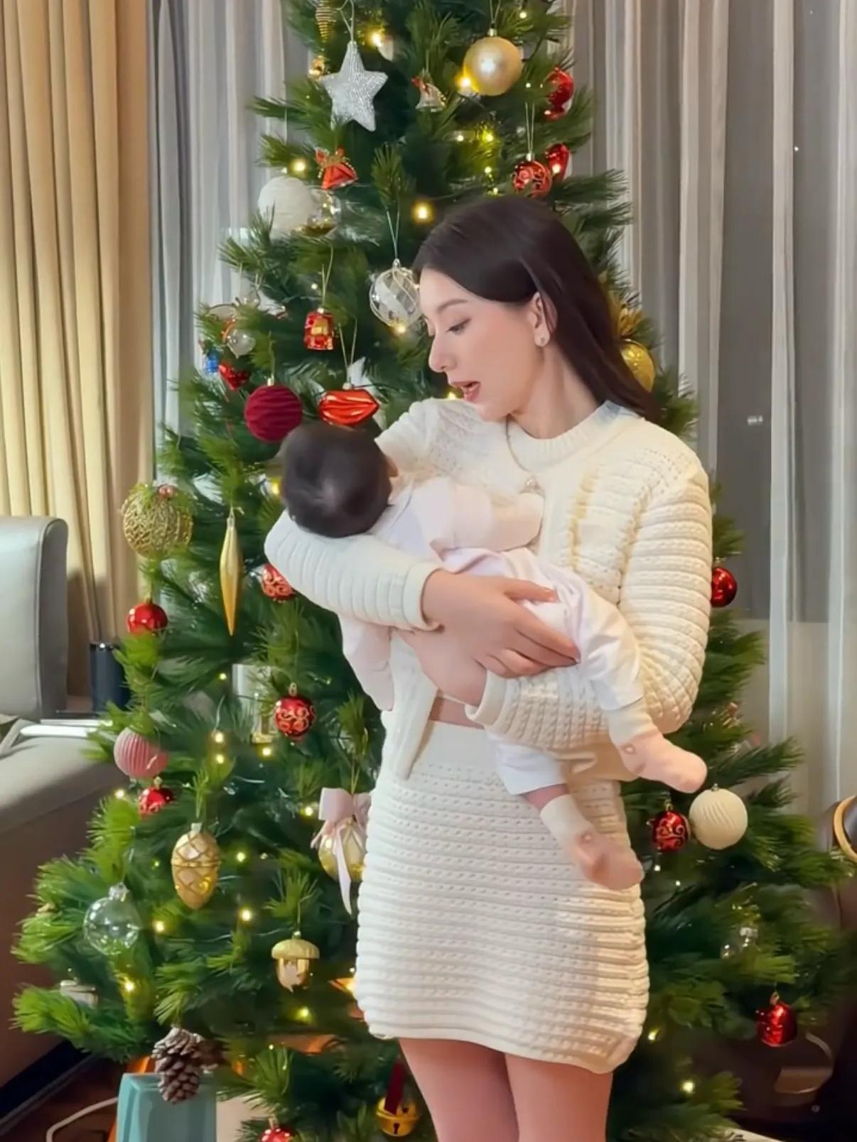 _方媛抱三胎女儿出镜庆元旦，称三宝比自己还美，会做不偏心的妈妈_方媛抱三胎女儿出镜庆元旦，称三宝比自己还美，会做不偏心的妈妈