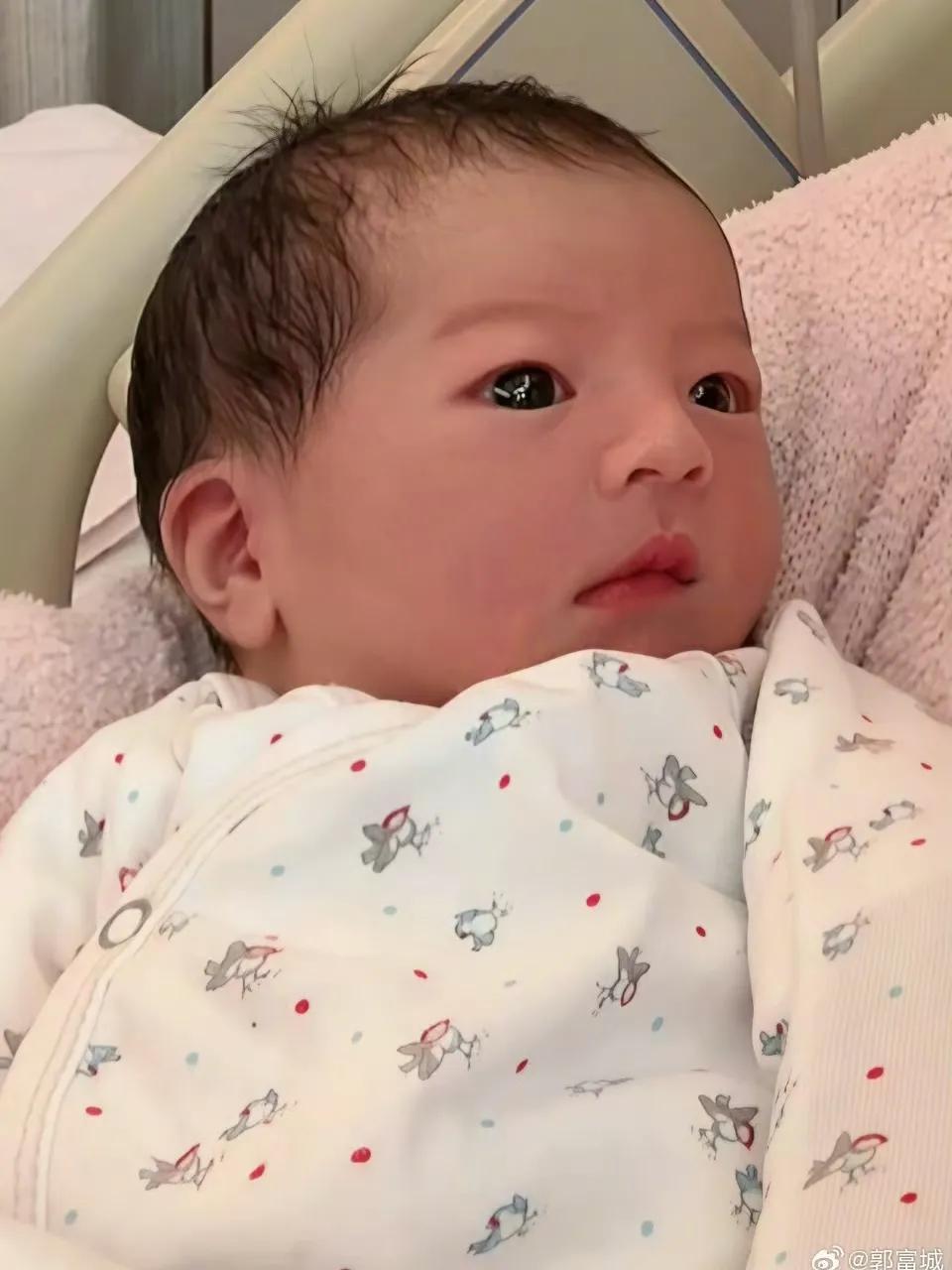 方媛抱三胎女儿出镜庆元旦，称三宝比自己还美，会做不偏心的妈妈__方媛抱三胎女儿出镜庆元旦，称三宝比自己还美，会做不偏心的妈妈