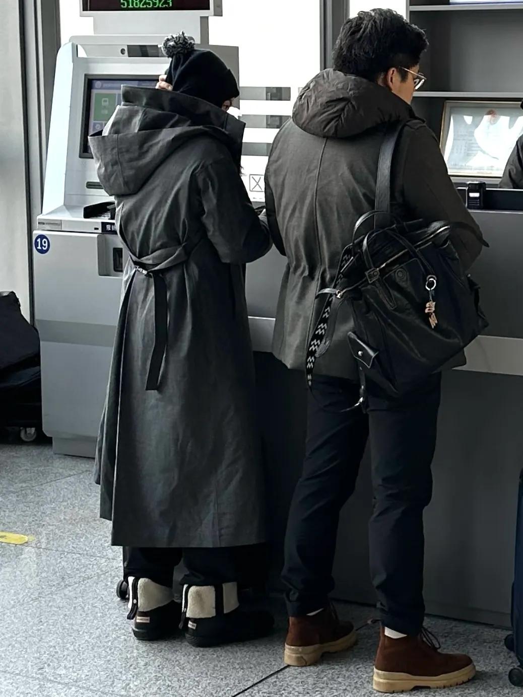 偶遇郭晶晶霍启刚结束工作出行，夫妇二人穿黑色情侣装，时髦有范__偶遇郭晶晶霍启刚结束工作出行，夫妇二人穿黑色情侣装，时髦有范