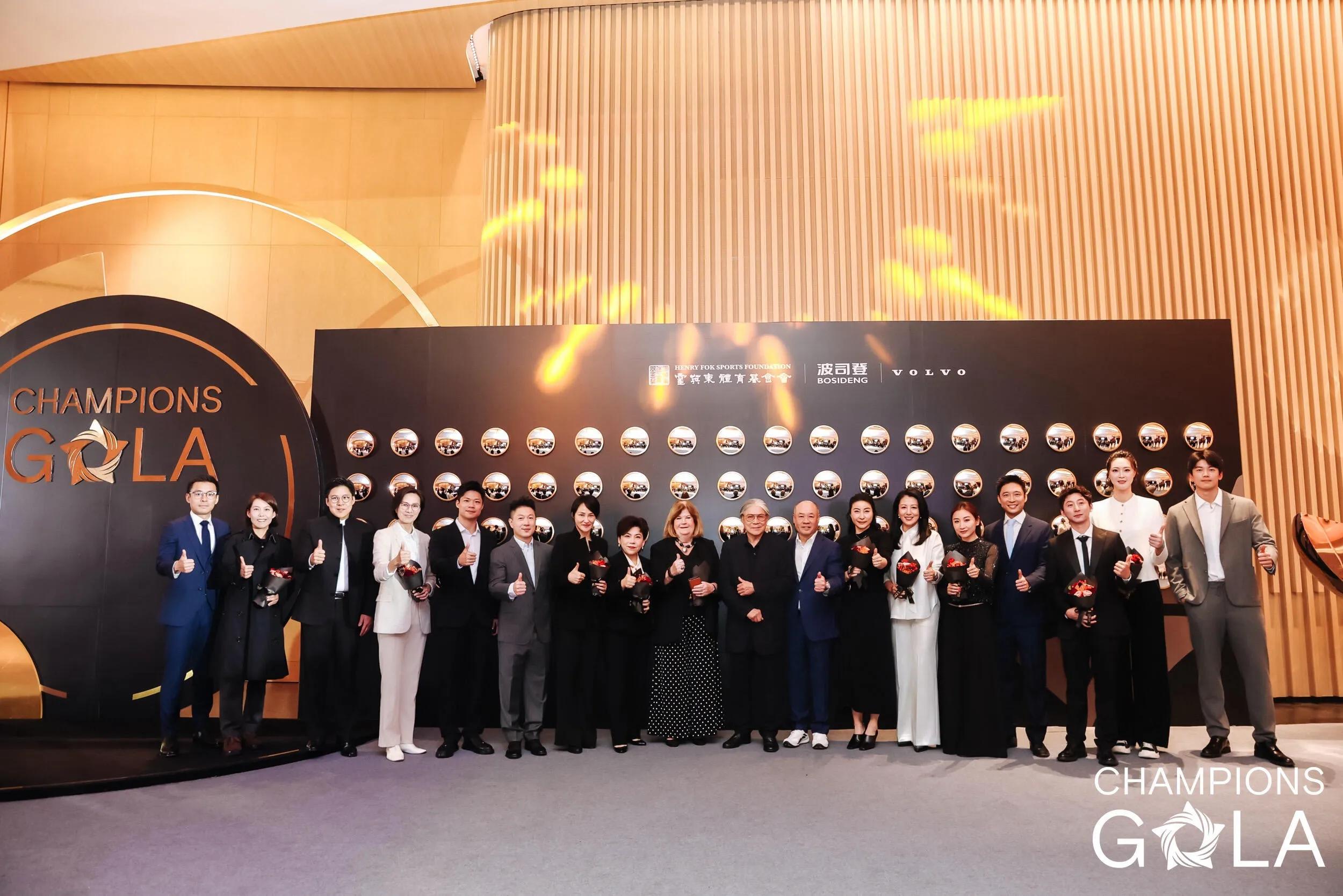 _偶遇郭晶晶霍启刚结束工作出行，夫妇二人穿黑色情侣装，时髦有范_偶遇郭晶晶霍启刚结束工作出行，夫妇二人穿黑色情侣装，时髦有范