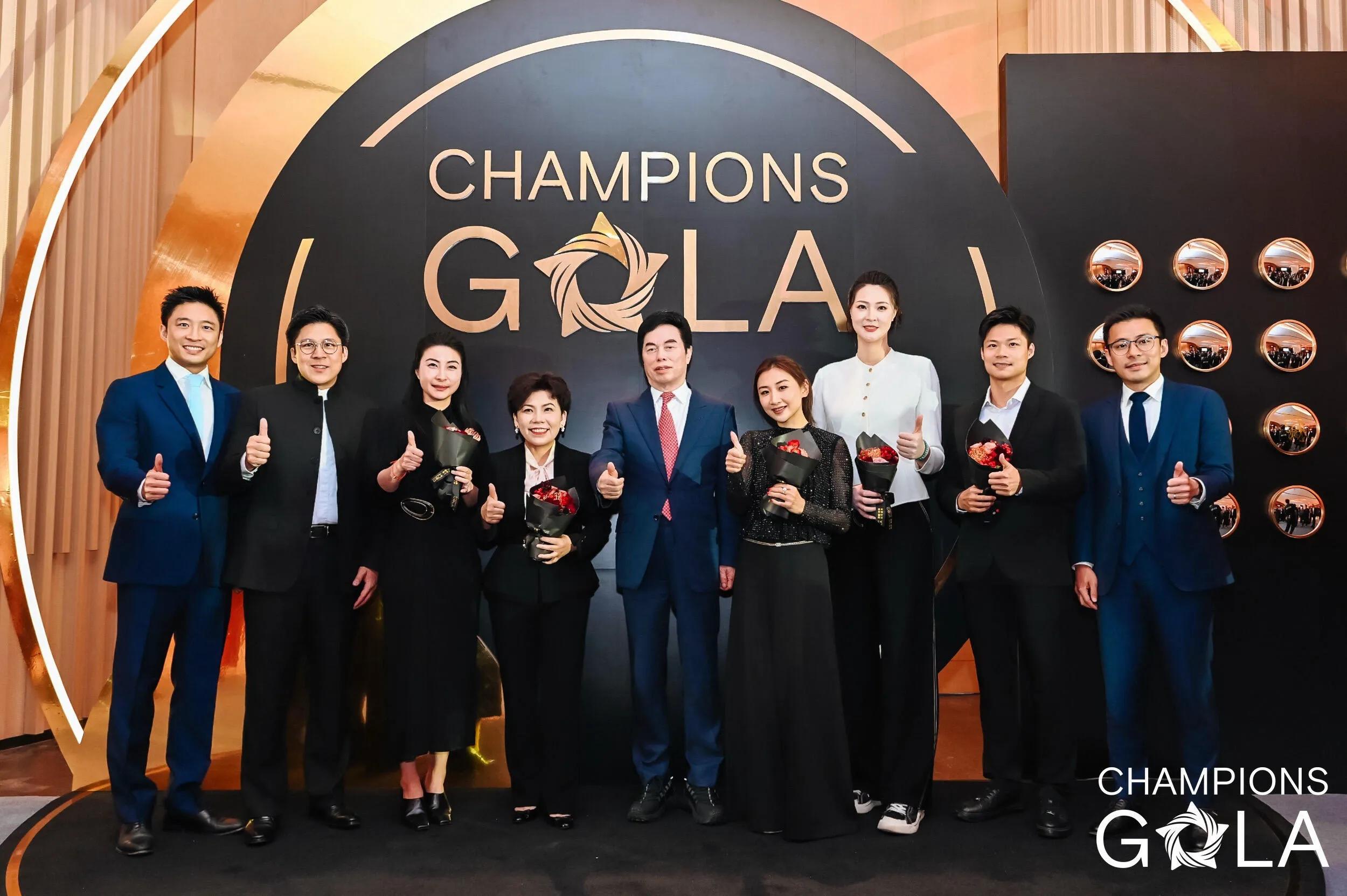 偶遇郭晶晶霍启刚结束工作出行，夫妇二人穿黑色情侣装，时髦有范_偶遇郭晶晶霍启刚结束工作出行，夫妇二人穿黑色情侣装，时髦有范_