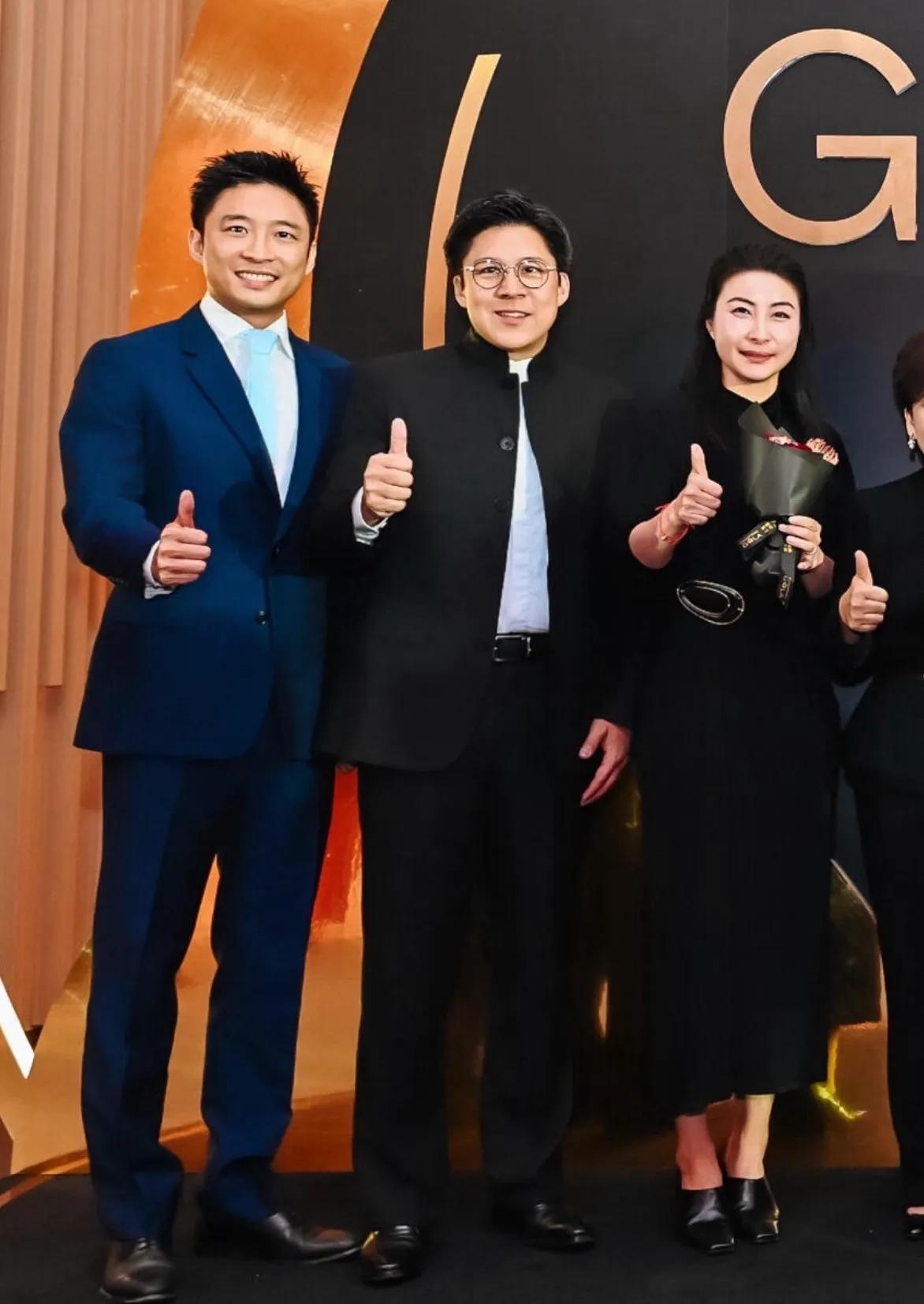 偶遇郭晶晶霍启刚结束工作出行，夫妇二人穿黑色情侣装，时髦有范_偶遇郭晶晶霍启刚结束工作出行，夫妇二人穿黑色情侣装，时髦有范_