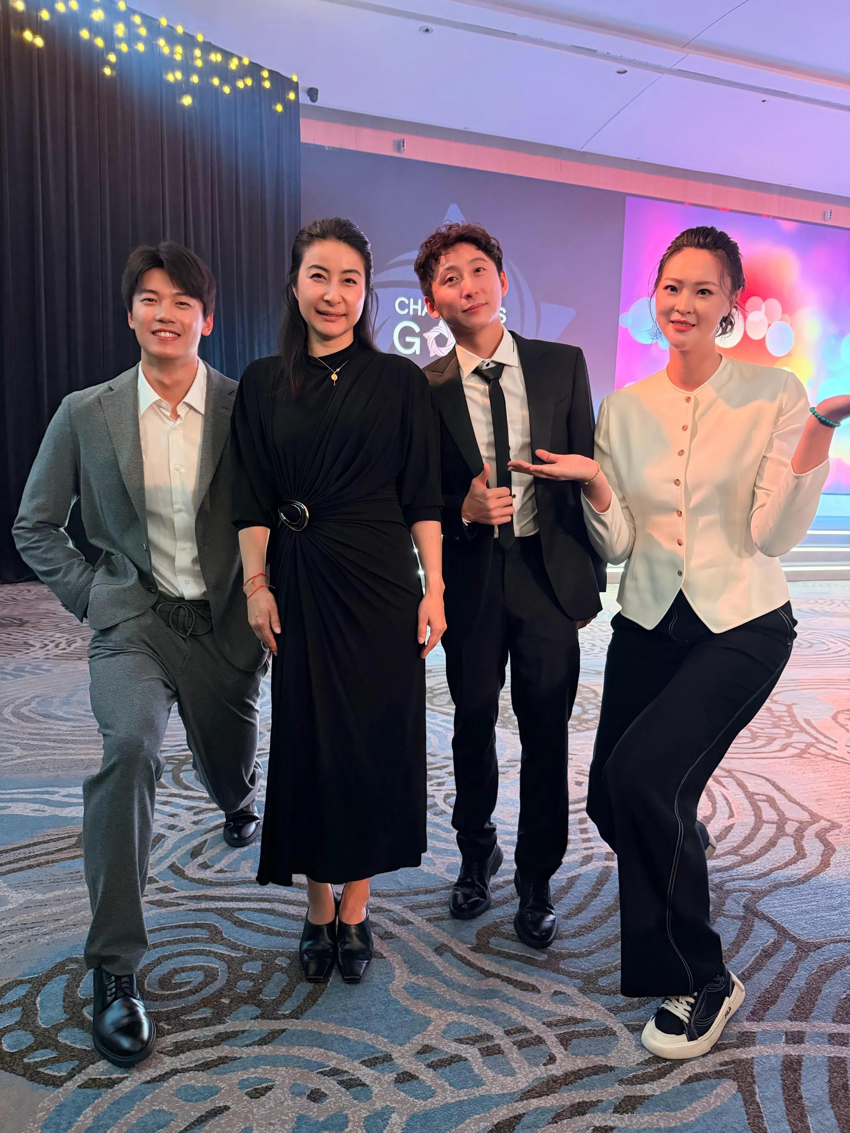 _偶遇郭晶晶霍启刚结束工作出行，夫妇二人穿黑色情侣装，时髦有范_偶遇郭晶晶霍启刚结束工作出行，夫妇二人穿黑色情侣装，时髦有范