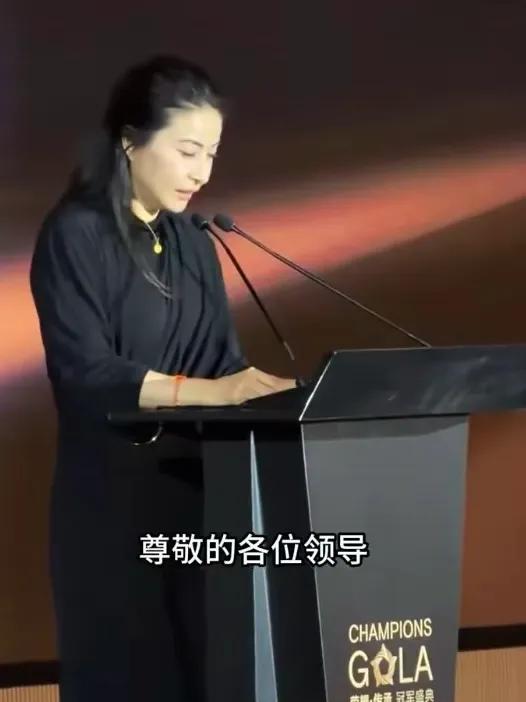 _偶遇郭晶晶霍启刚结束工作出行，夫妇二人穿黑色情侣装，时髦有范_偶遇郭晶晶霍启刚结束工作出行，夫妇二人穿黑色情侣装，时髦有范