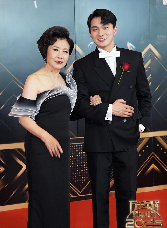 颁奖典礼红毯_2010百度娱乐沸点颁奖礼_