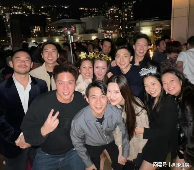 何猷亨大方公开恋情，与女友牵手跨年，脸贴脸高调撒糖好甜蜜__何猷亨大方公开恋情，与女友牵手跨年，脸贴脸高调撒糖好甜蜜