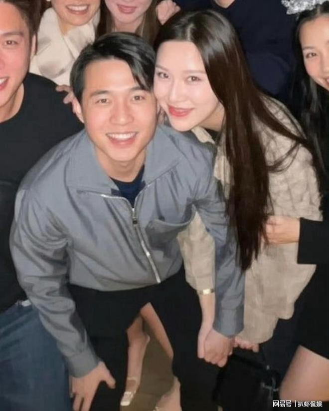 何猷亨大方公开恋情，与女友牵手跨年，脸贴脸高调撒糖好甜蜜__何猷亨大方公开恋情，与女友牵手跨年，脸贴脸高调撒糖好甜蜜