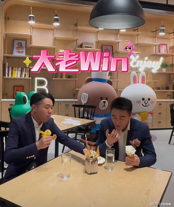 何猷亨大方公开恋情，与女友牵手跨年，脸贴脸高调撒糖好甜蜜__何猷亨大方公开恋情，与女友牵手跨年，脸贴脸高调撒糖好甜蜜