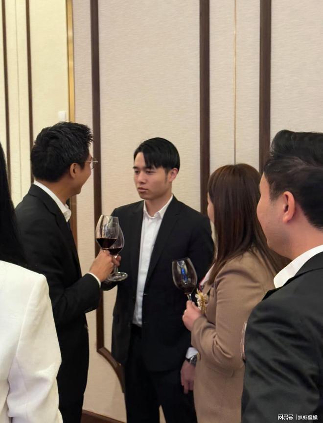 何猷亨大方公开恋情，与女友牵手跨年，脸贴脸高调撒糖好甜蜜_何猷亨大方公开恋情，与女友牵手跨年，脸贴脸高调撒糖好甜蜜_