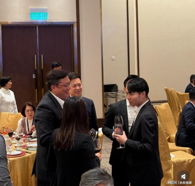 何猷亨大方公开恋情，与女友牵手跨年，脸贴脸高调撒糖好甜蜜_何猷亨大方公开恋情，与女友牵手跨年，脸贴脸高调撒糖好甜蜜_