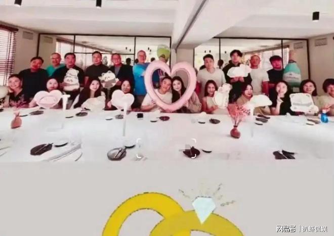 何猷亨大方公开恋情，与女友牵手跨年，脸贴脸高调撒糖好甜蜜_何猷亨大方公开恋情，与女友牵手跨年，脸贴脸高调撒糖好甜蜜_