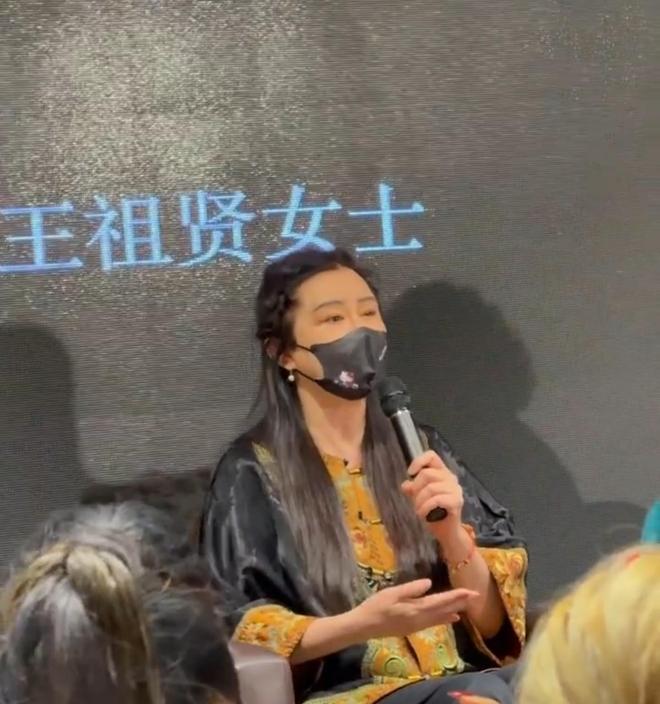 _58岁王祖贤近况曝光！双眼浮肿疑医美过度，回应巅峰时退圈原因_58岁王祖贤近况曝光！双眼浮肿疑医美过度，回应巅峰时退圈原因