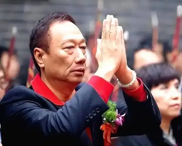 郭台铭终于想通了！千亿投资打水漂后放弃“美国梦”，带46台光刻机回国求合作__郭台铭终于想通了！千亿投资打水漂后放弃“美国梦”，带46台光刻机回国求合作