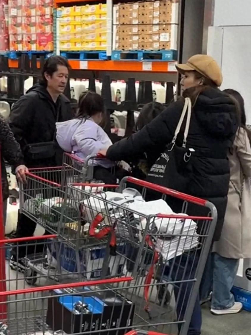 偶遇钟嘉欣和老公带娃逛超市，大13岁老公模样显老，颜值差距明显_偶遇钟嘉欣和老公带娃逛超市，大13岁老公模样显老，颜值差距明显_