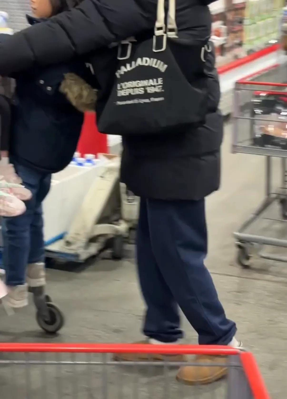 偶遇钟嘉欣和老公带娃逛超市，大13岁老公模样显老，颜值差距明显_偶遇钟嘉欣和老公带娃逛超市，大13岁老公模样显老，颜值差距明显_