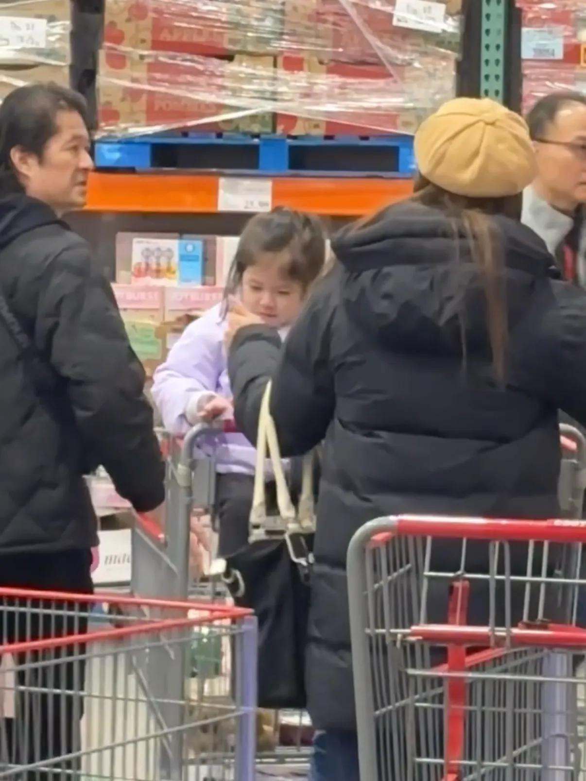 _偶遇钟嘉欣和老公带娃逛超市，大13岁老公模样显老，颜值差距明显_偶遇钟嘉欣和老公带娃逛超市，大13岁老公模样显老，颜值差距明显