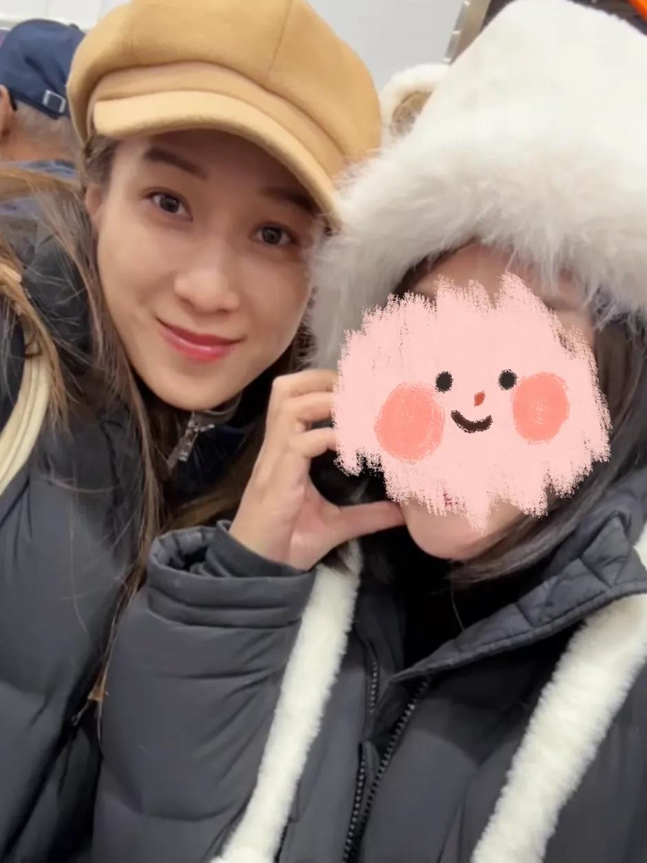 偶遇钟嘉欣和老公带娃逛超市，大13岁老公模样显老，颜值差距明显__偶遇钟嘉欣和老公带娃逛超市，大13岁老公模样显老，颜值差距明显