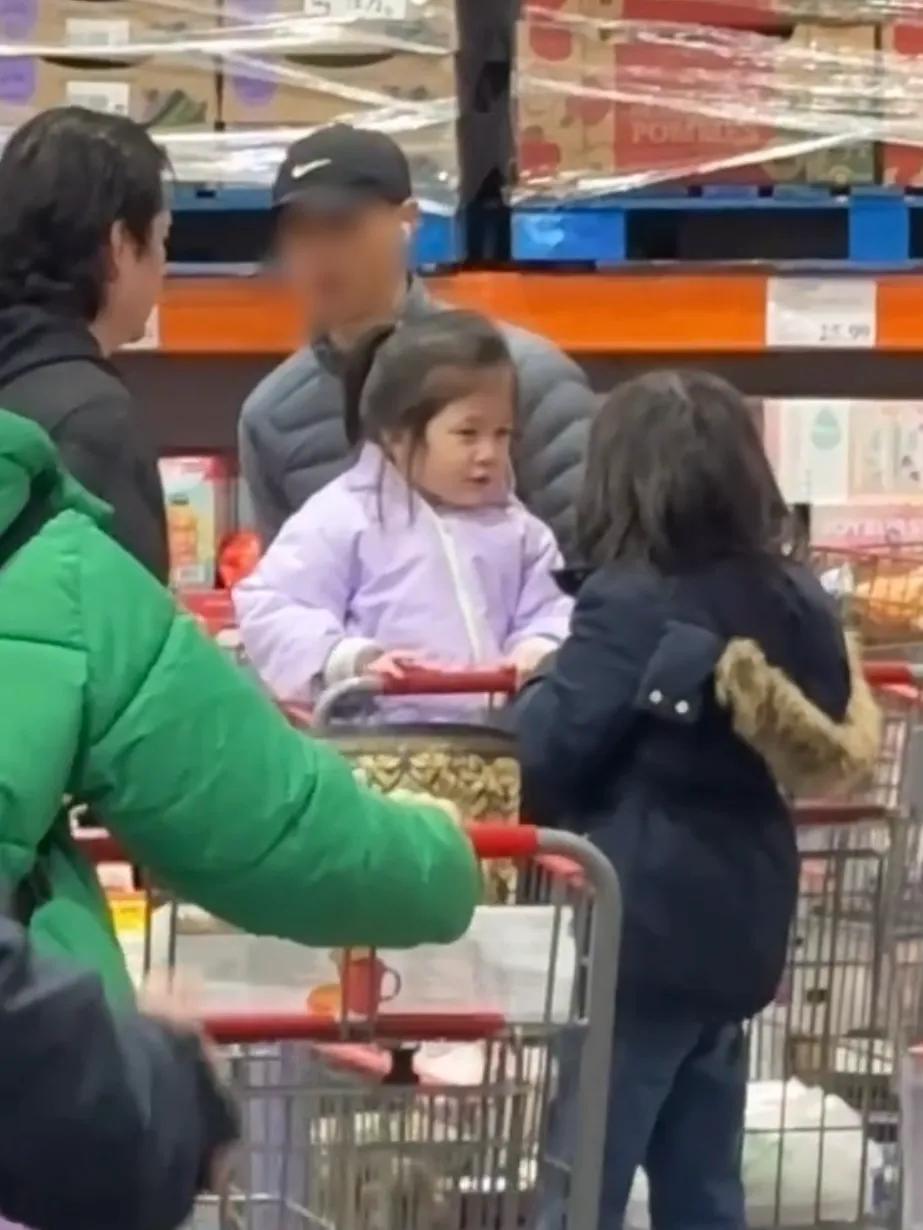 _偶遇钟嘉欣和老公带娃逛超市，大13岁老公模样显老，颜值差距明显_偶遇钟嘉欣和老公带娃逛超市，大13岁老公模样显老，颜值差距明显