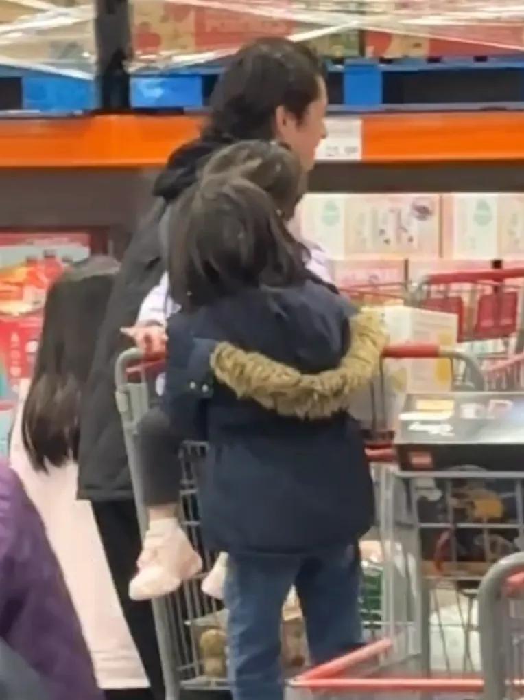 偶遇钟嘉欣和老公带娃逛超市，大13岁老公模样显老，颜值差距明显__偶遇钟嘉欣和老公带娃逛超市，大13岁老公模样显老，颜值差距明显