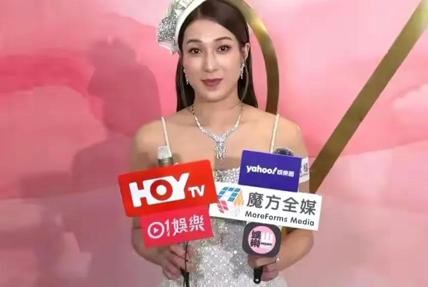 _偶遇钟嘉欣和老公带娃逛超市，大13岁老公模样显老，颜值差距明显_偶遇钟嘉欣和老公带娃逛超市，大13岁老公模样显老，颜值差距明显