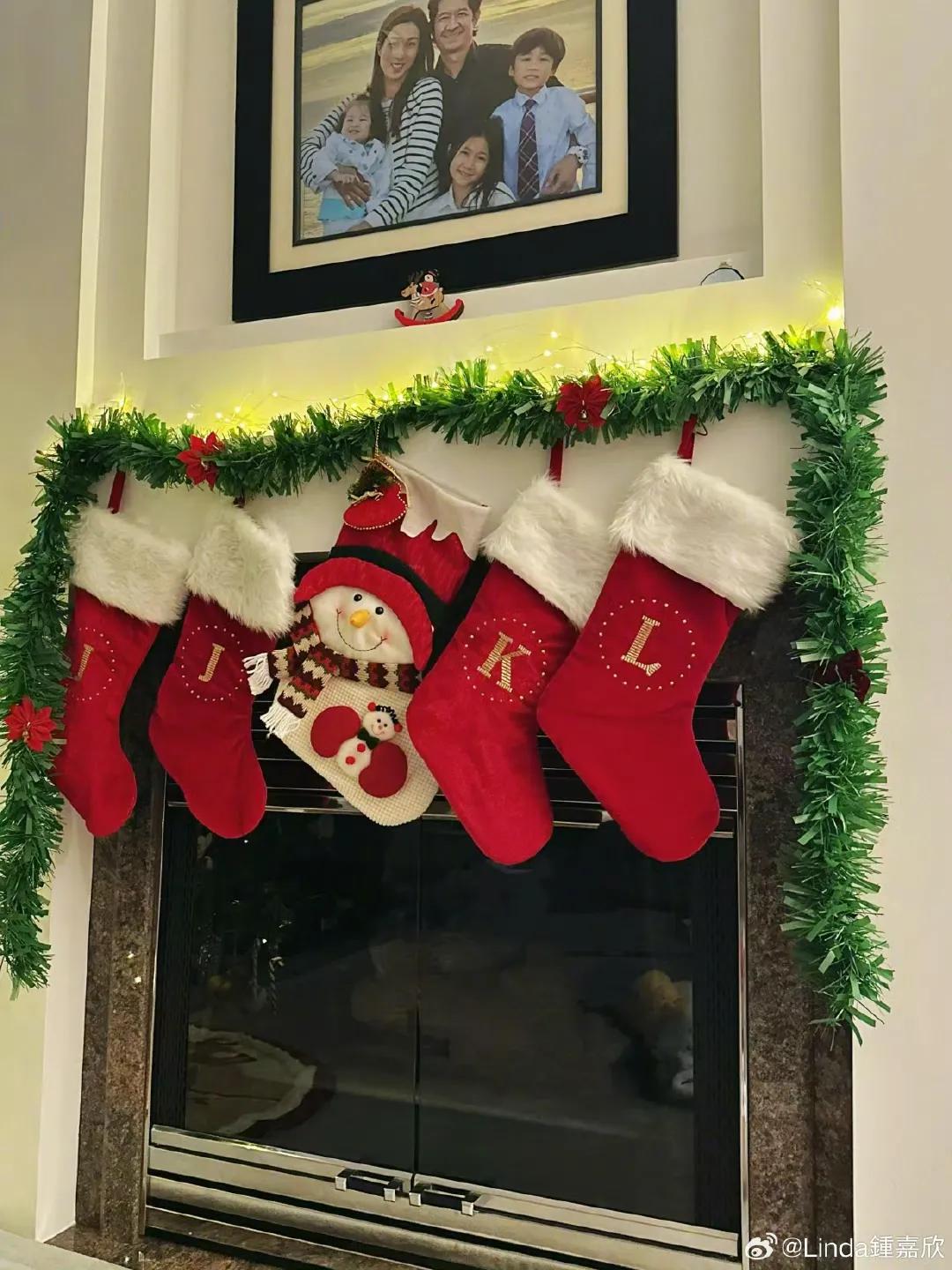 偶遇钟嘉欣和老公带娃逛超市，大13岁老公模样显老，颜值差距明显_偶遇钟嘉欣和老公带娃逛超市，大13岁老公模样显老，颜值差距明显_