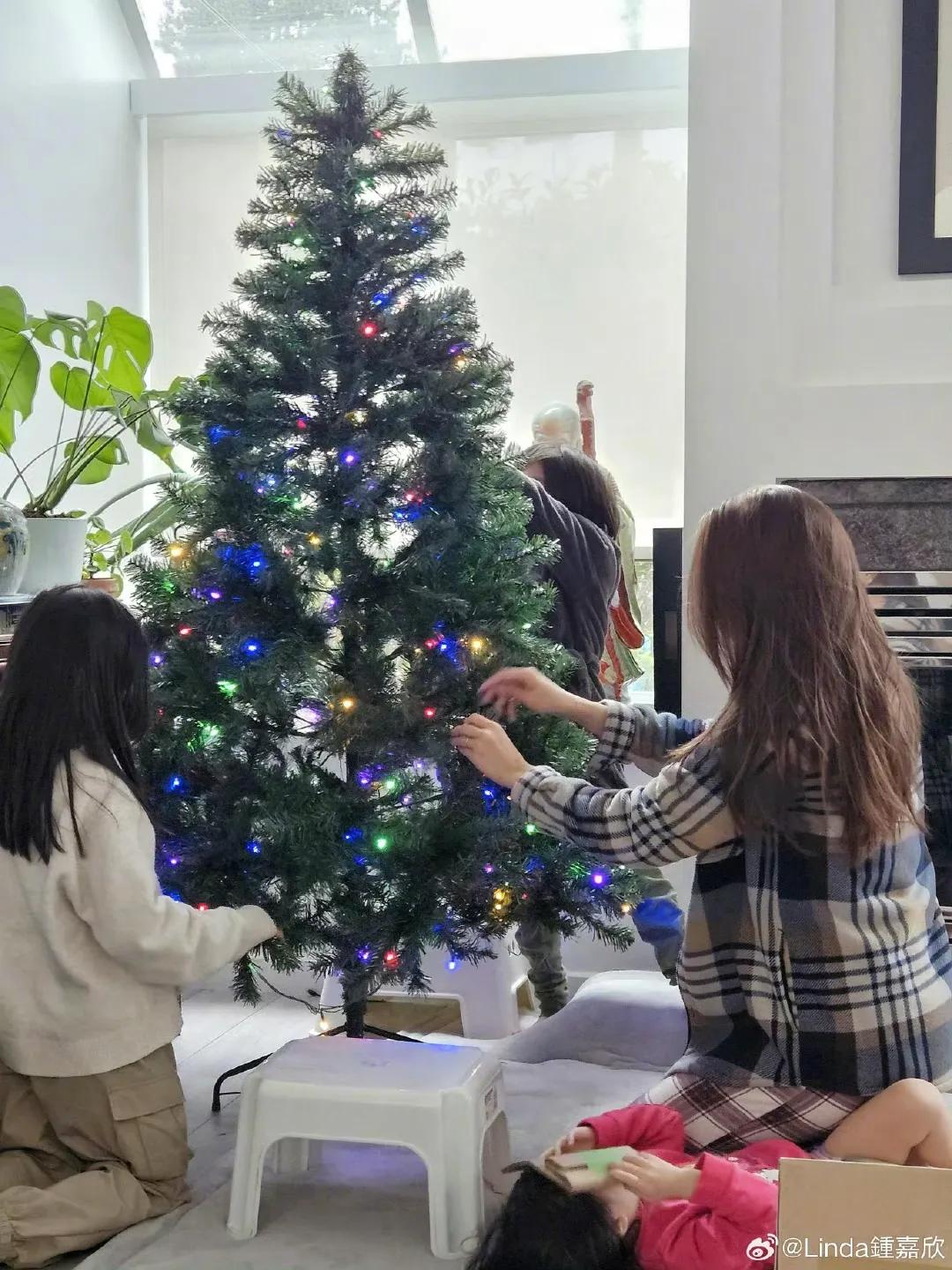 偶遇钟嘉欣和老公带娃逛超市，大13岁老公模样显老，颜值差距明显__偶遇钟嘉欣和老公带娃逛超市，大13岁老公模样显老，颜值差距明显