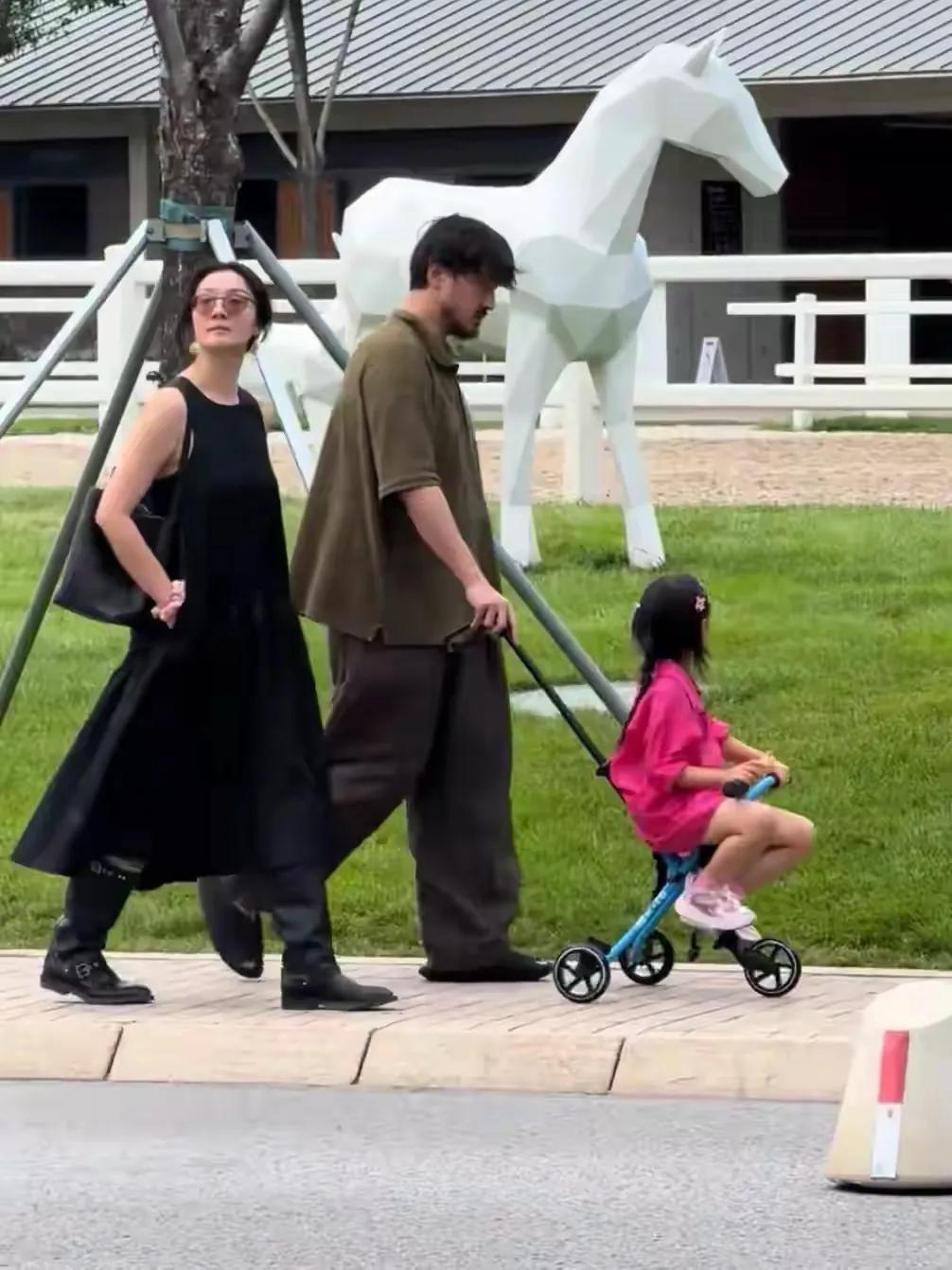 女儿好玩的说说_晒女儿玩的说说_