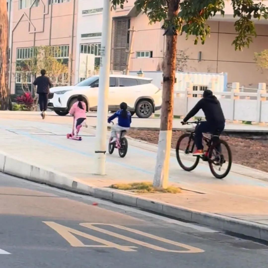 美国脱口秀主持人崔娃_千岛湖晚上骑车哪里好玩_