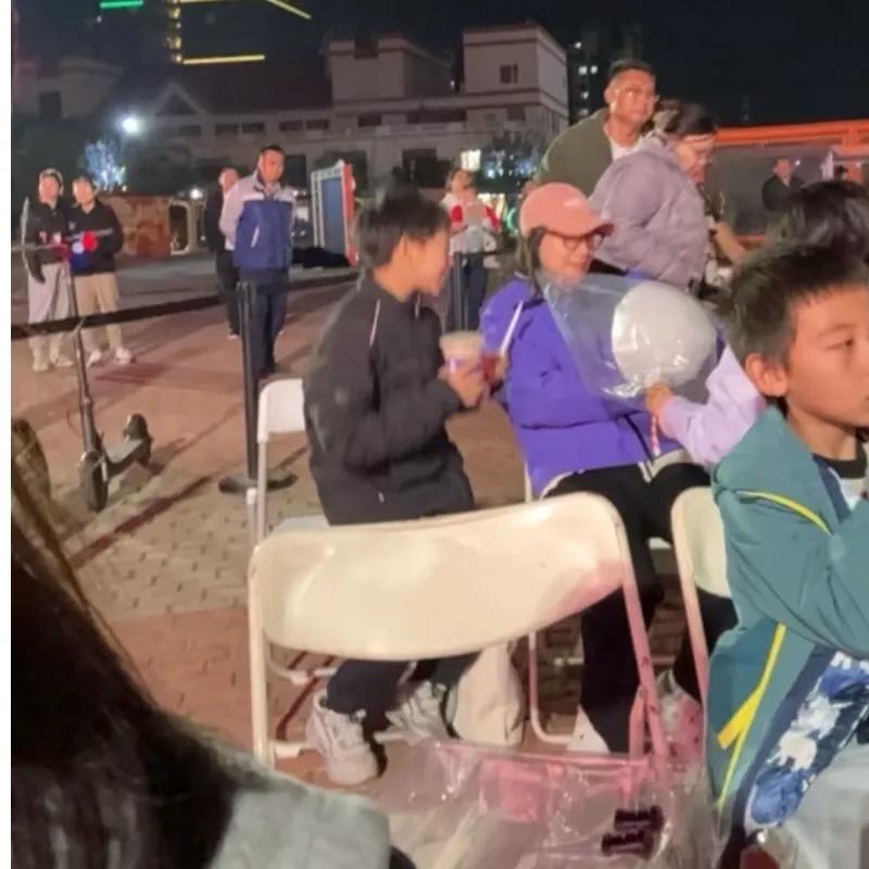 美国脱口秀主持人崔娃_千岛湖晚上骑车哪里好玩_