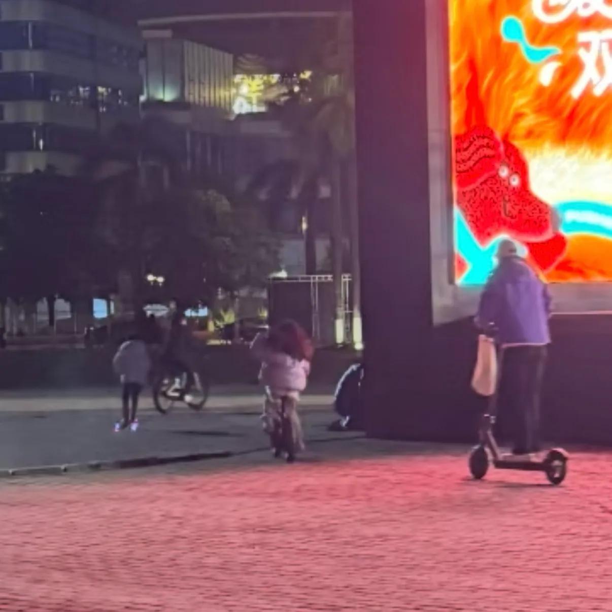 美国脱口秀主持人崔娃__千岛湖晚上骑车哪里好玩