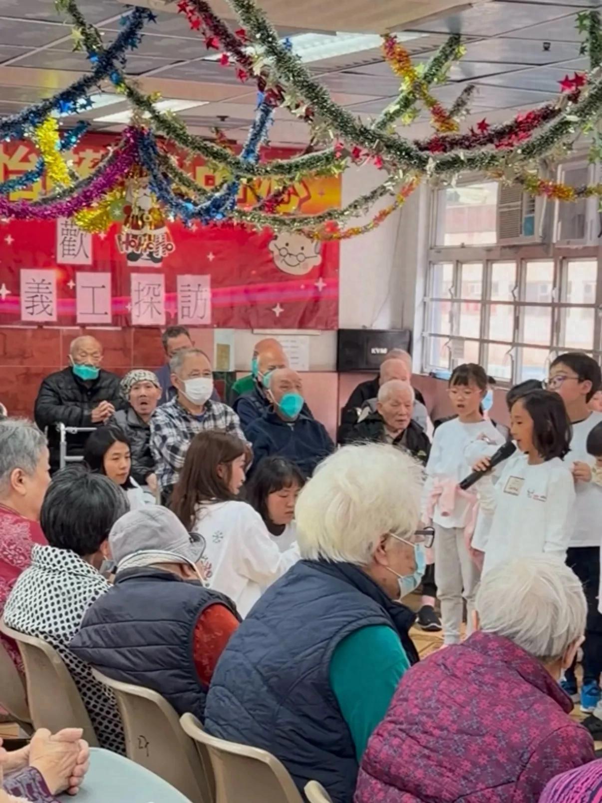 陈小春小儿子在养老院做义工，表演唱歌很好听，继承爸爸音乐天赋__陈小春小儿子在养老院做义工，表演唱歌很好听，继承爸爸音乐天赋