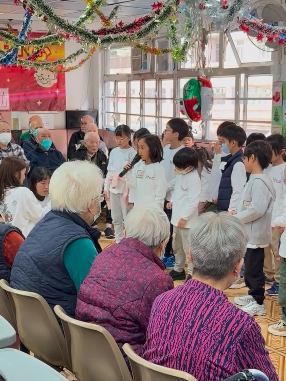 陈小春小儿子在养老院做义工，表演唱歌很好听，继承爸爸音乐天赋__陈小春小儿子在养老院做义工，表演唱歌很好听，继承爸爸音乐天赋