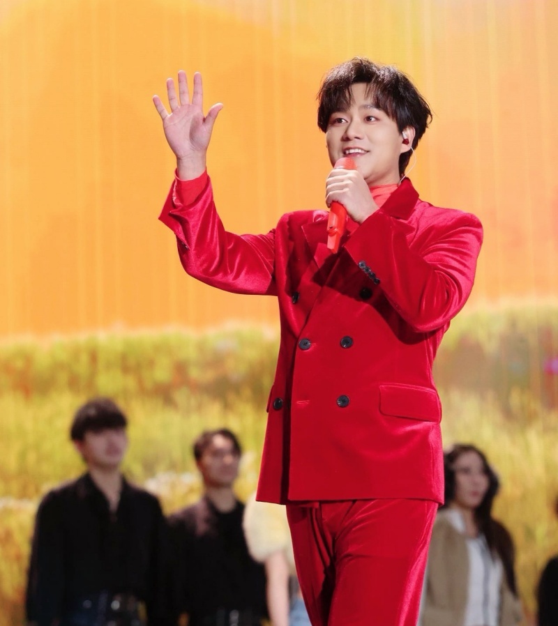 用公益之声温暖时代  洛琦跨年压轴《相拥在一起》为小家与大国架起祝福之桥__用公益之声温暖时代  洛琦跨年压轴《相拥在一起》为小家与大国架起祝福之桥