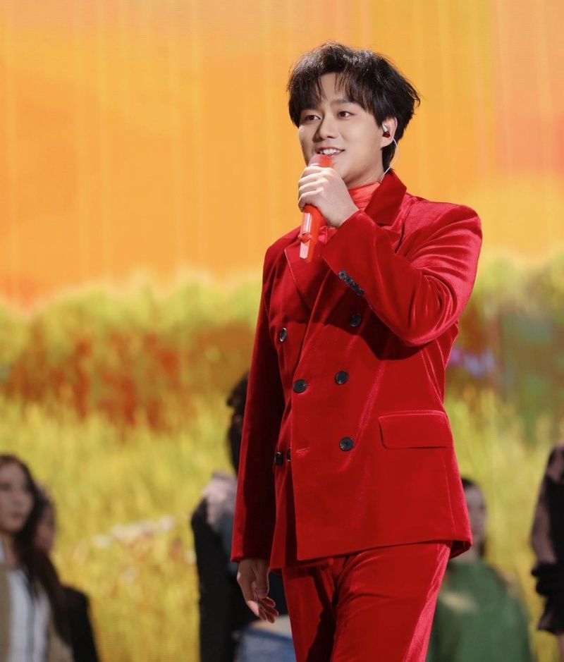 用公益之声温暖时代  洛琦跨年压轴《相拥在一起》为小家与大国架起祝福之桥_用公益之声温暖时代  洛琦跨年压轴《相拥在一起》为小家与大国架起祝福之桥_