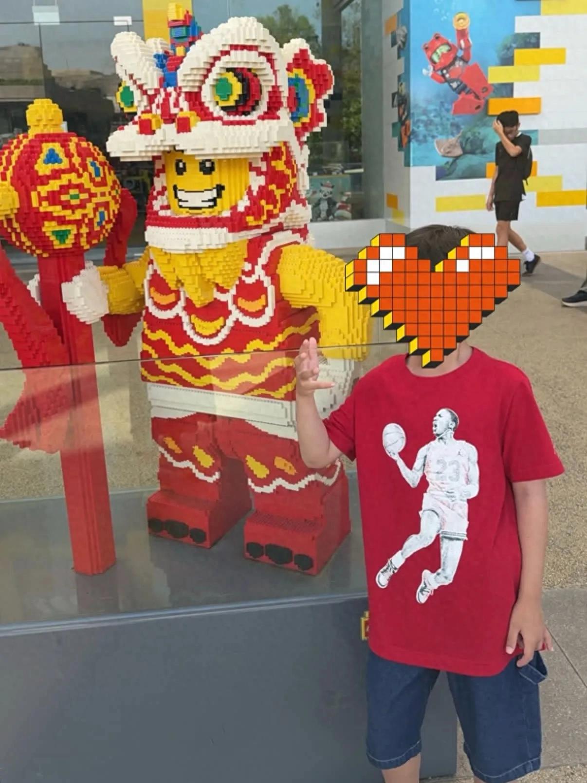 张柏芝带小儿子出游，母子同框画面温馨欢乐，7岁小王子帅气可爱__张柏芝带小儿子出游，母子同框画面温馨欢乐，7岁小王子帅气可爱