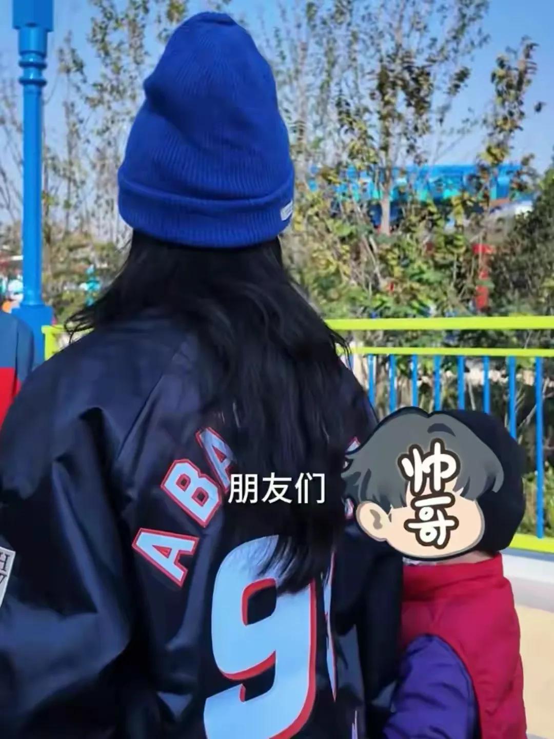 _张柏芝带小儿子出游，母子同框画面温馨欢乐，7岁小王子帅气可爱_张柏芝带小儿子出游，母子同框画面温馨欢乐，7岁小王子帅气可爱