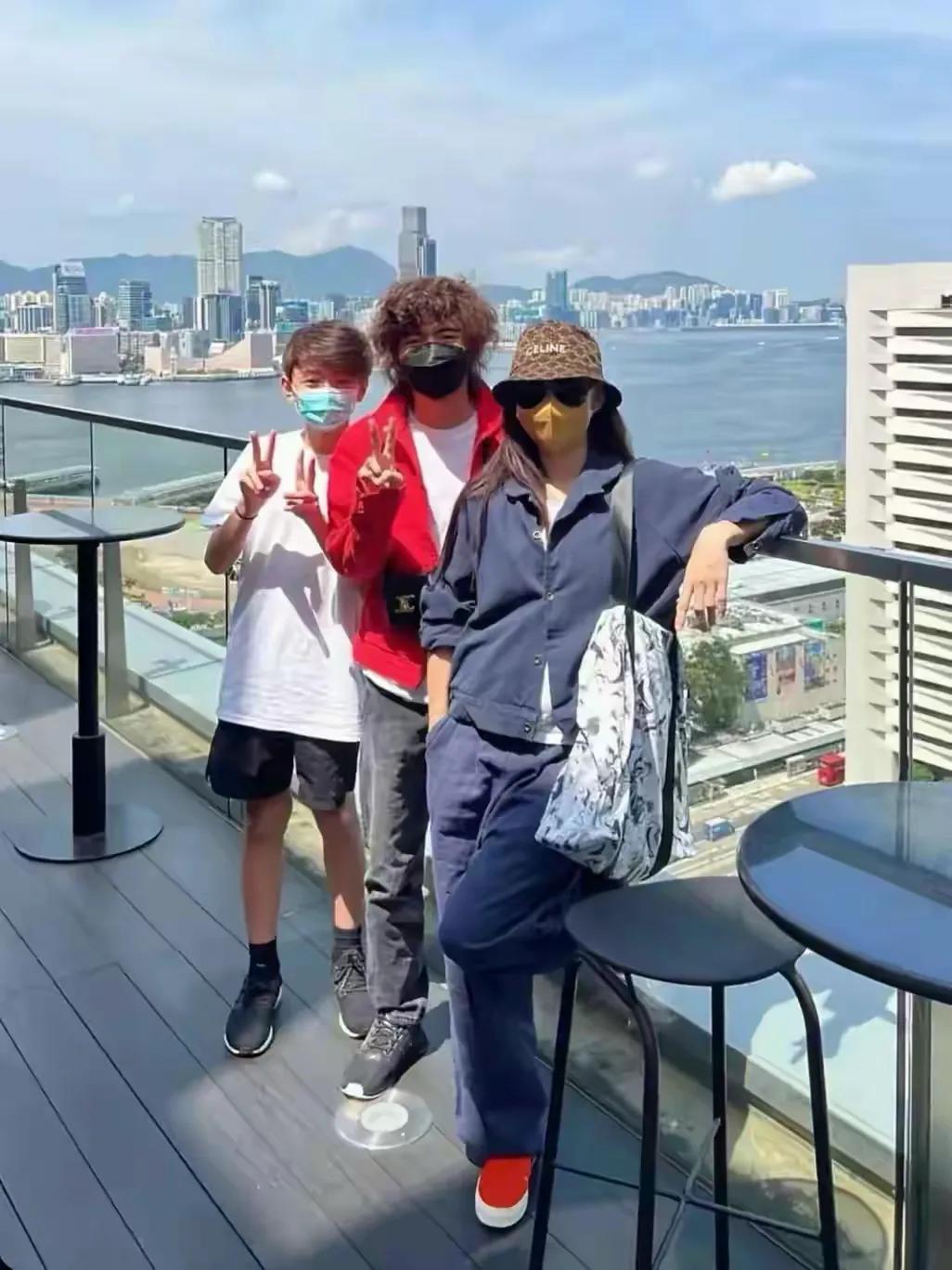 张柏芝带小儿子出游，母子同框画面温馨欢乐，7岁小王子帅气可爱__张柏芝带小儿子出游，母子同框画面温馨欢乐，7岁小王子帅气可爱