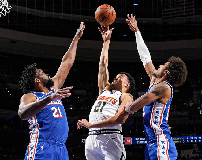 7大主力不打居然赢球！约基奇场下乐开花，恩比德32+10绝望离场__7大主力不打居然赢球！约基奇场下乐开花，恩比德32+10绝望离场