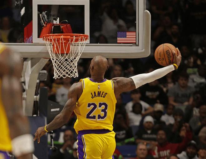 詹姆斯湖人首战__詹姆斯到湖人第一年