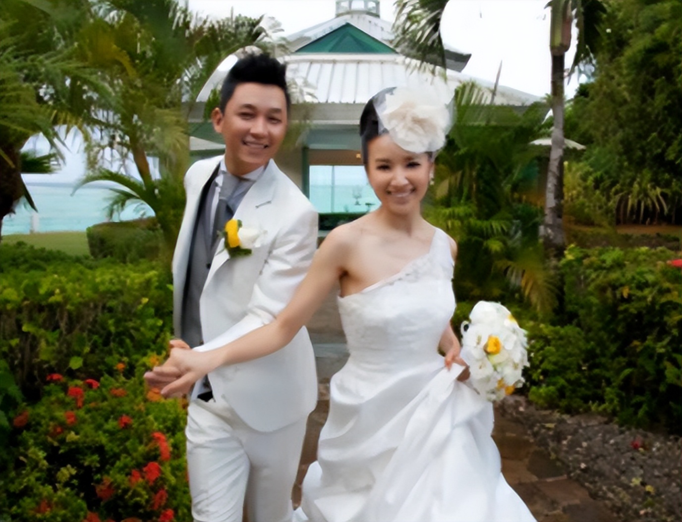 离婚13年，51岁潘粤明官宣喜讯：“没想到，人生真能好起来”_离婚13年，51岁潘粤明官宣喜讯：“没想到，人生真能好起来”_