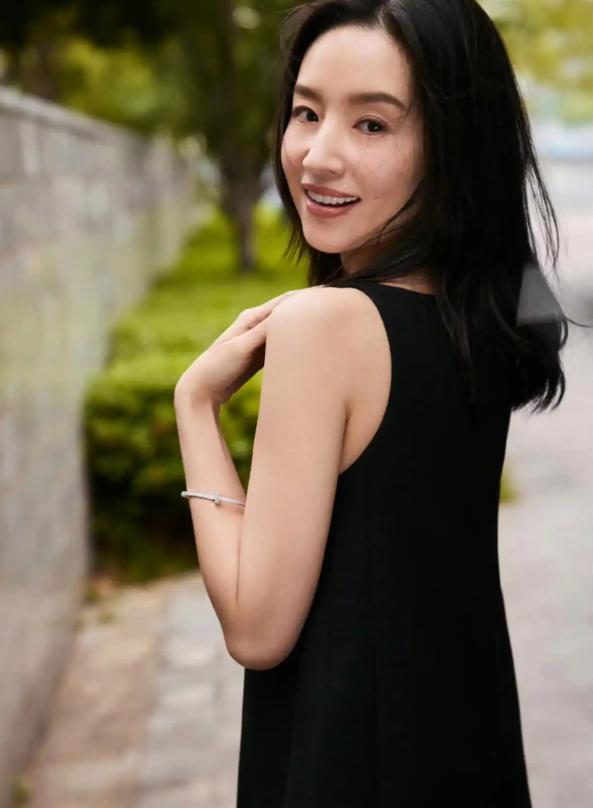 离婚13年，51岁潘粤明官宣喜讯：“没想到，人生真能好起来”__离婚13年，51岁潘粤明官宣喜讯：“没想到，人生真能好起来”