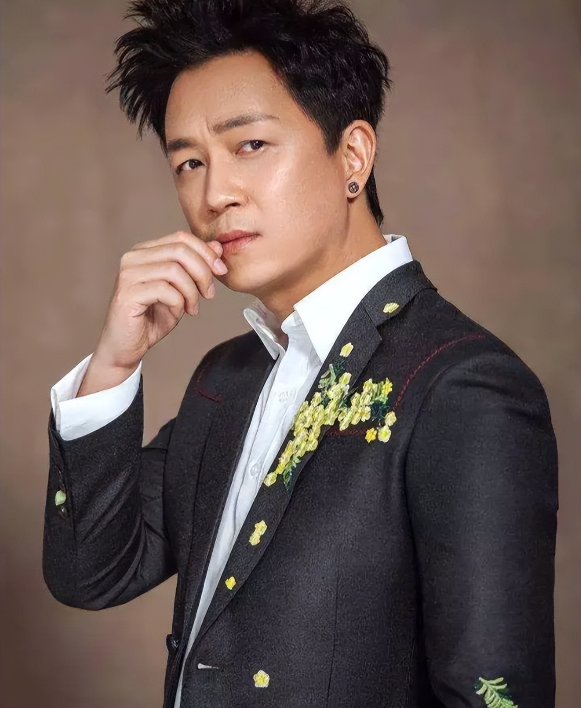 离婚13年，51岁潘粤明官宣喜讯：“没想到，人生真能好起来”_离婚13年，51岁潘粤明官宣喜讯：“没想到，人生真能好起来”_