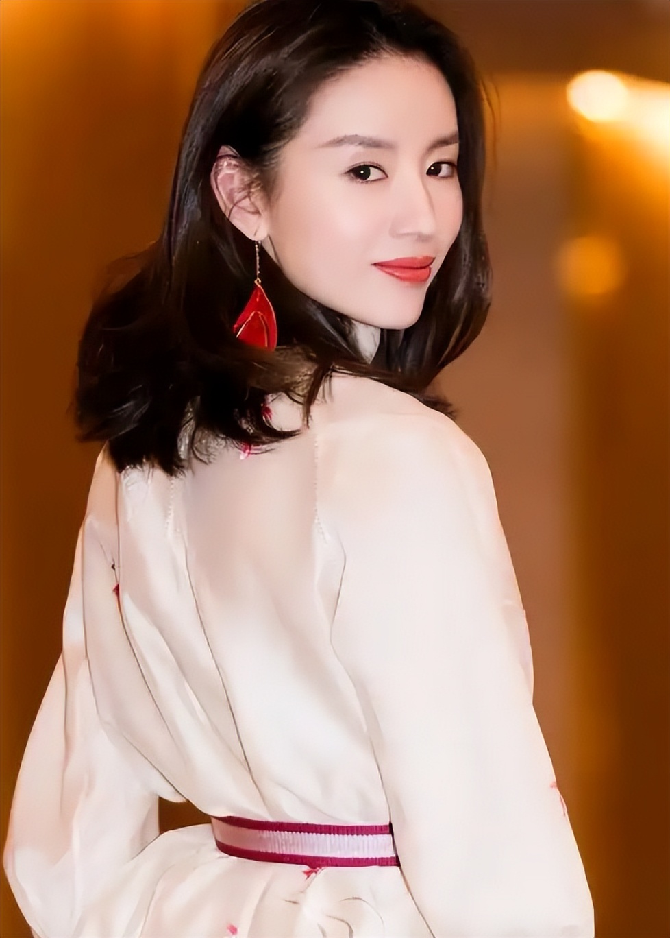 离婚13年，51岁潘粤明官宣喜讯：“没想到，人生真能好起来”__离婚13年，51岁潘粤明官宣喜讯：“没想到，人生真能好起来”