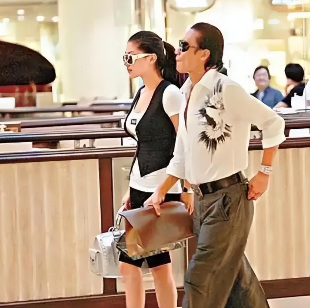 被谢贤养了12年，用青春换来2000万的Coco，已经走上了另一条大道_被谢贤养了12年，用青春换来2000万的Coco，已经走上了另一条大道_