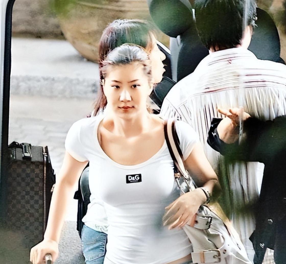 _被谢贤养了12年，用青春换来2000万的Coco，已经走上了另一条大道_被谢贤养了12年，用青春换来2000万的Coco，已经走上了另一条大道