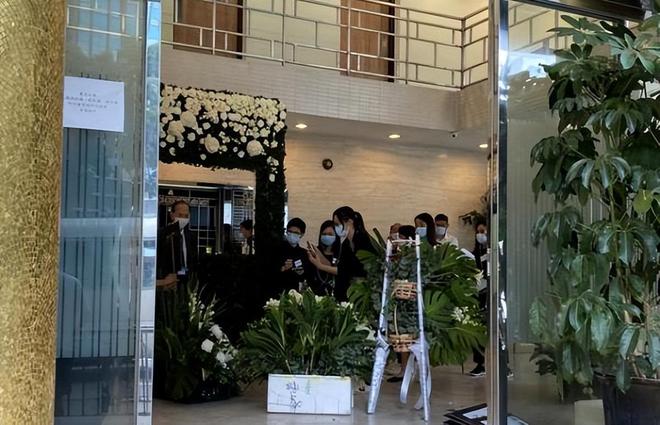 _萧敬腾岳父林光宁追思会，现场布置白色花海，亲属将穿白衣送别_萧敬腾岳父林光宁追思会，现场布置白色花海，亲属将穿白衣送别