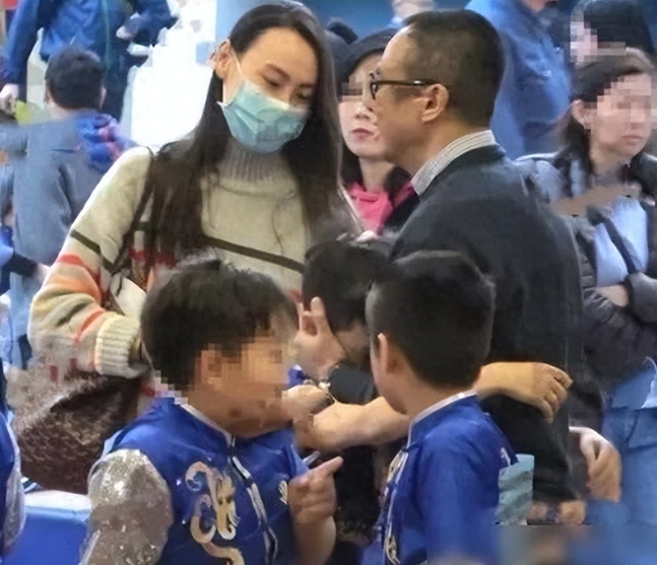 梁洛施携大8岁导演男友觅食，为爱定居北京，仨子已认可准继父_梁洛施携大8岁导演男友觅食，为爱定居北京，仨子已认可准继父_